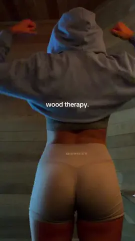 I am literally cracked out at the gym #gymgirl #gymmotivation #smallwaisttips 