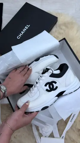 Pisando fofinho de #Chanel 👟🤍 #unboxingvideo #chanel #chanelsneakers #chanelunboxing 