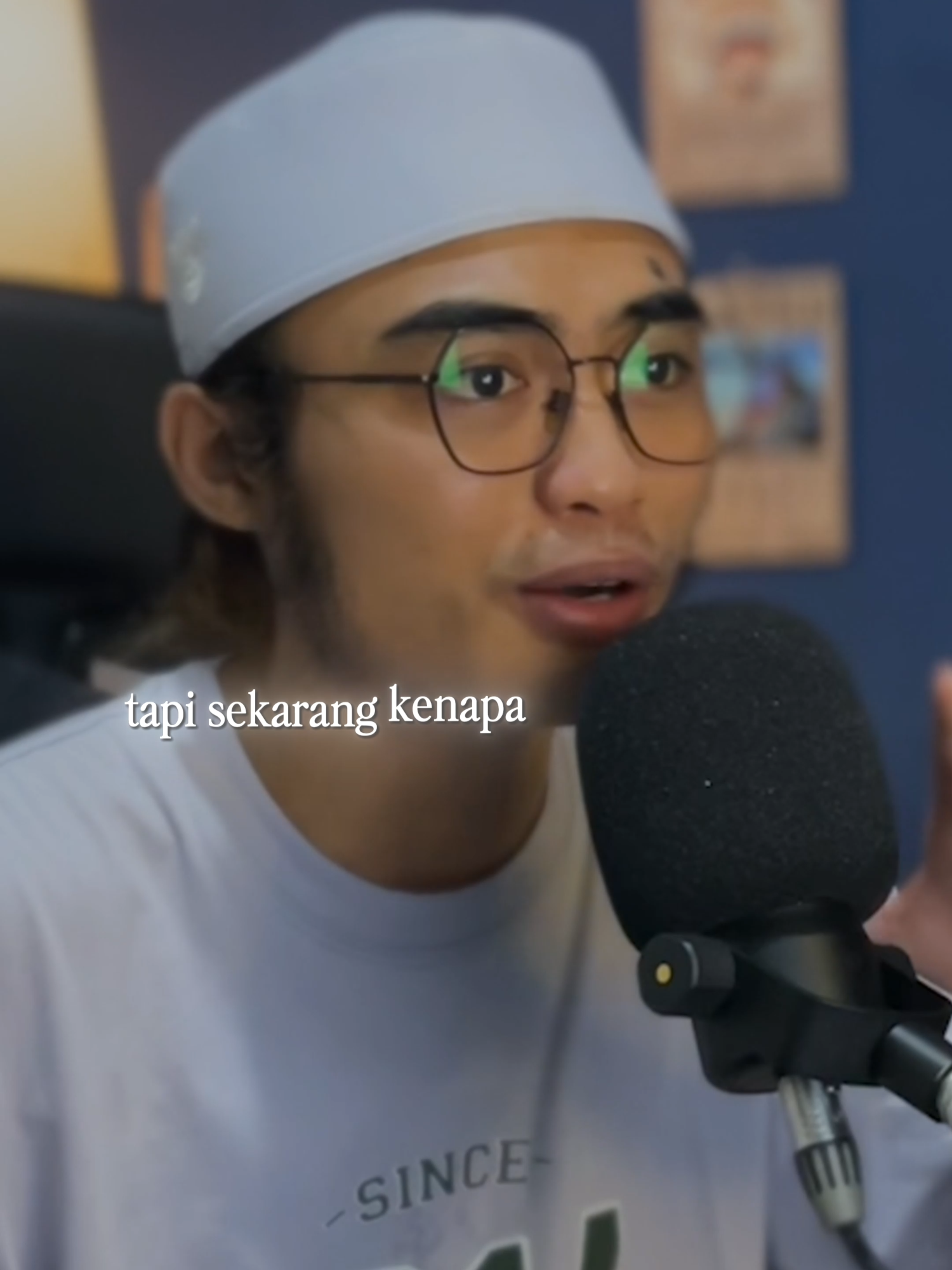 🔥 Bikin Heboh! Arti Sebenarnya Tradisi Santri Cium Kaki Kiai! Katanya santri yang cium kaki kiai itu feodal… Tapi pernah gak sih kamu baca kitab kuning dulu sebelum nge-judge? 🤔 Ulama besar kayak Sayyid Muhammad Alawi Al-Maliki udah bahas ini dari dulu. Beda antara adab dan pengkultusan. Yang kolot bukan pesantrennya — tapi cara pikir yang males baca. 📚 #KulaanIsiOtak — karena mikir gak harus nyinyir. #KulaanIsiOtak #Santri #Pesantren #CiumKakiKiai #AdabSantri #FeodalismePesantren #TradisiSantri #IslamNusantara #KitabKuning #SayyidAlawi #Kiai #NgajiKritis #SantriZamanNow #KIO #FYP #Agama