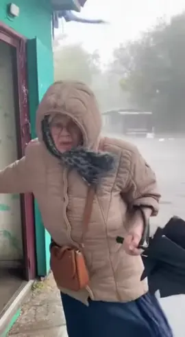 похуй похуй ей на эту погоду… #рекомендации #бабушка #автобус #угар #viralvideo 