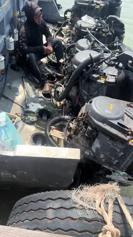 Thay áo khác cho em ! Chứ áo nhôm này rách nát lắm rồi 😂🚤