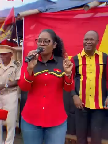 Governador  charlatão João Diogo Gaspar, foi oferecer bandeira, e camisa do MPLA numa aldeia que não tem água nem energia, e o povo tem fome