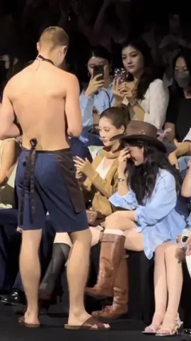 ดูแฟชั่นโชว์ยังไงให้กลายเป็นไวรัล Ent HS No. 1: ปฏิกิริยาของเสิ่นเยว่ตอนเห็นนายแบบเปลือยท่อนบน เสียงในหัว #เสิ่นเยว่ : จะให้ฉันมองตรงไหนล่ะ ทีมงานเยว่ : ไปดูแฟชั่นโชว์เหรอ ~ ครั้งหน้าก็ดูให้เต็มตาเลยนะ #ShenYue for The LACERTA 2026 S/S Fashion Show     #沈月 #ShanghaiFashionWeek