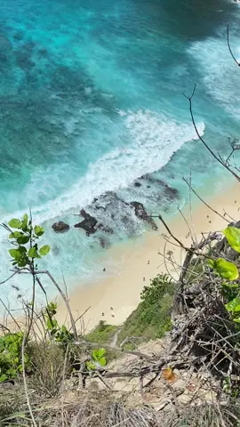 Love The Diamond Beach 😍🍂🌊 @wonderful diamond beach #wonderfuldiamondbeach #fypdonggggggg #fyppppppppppppppppppppppp #fy #nusapenida #fyp #bali #wonderfulindonesia #indonesia 