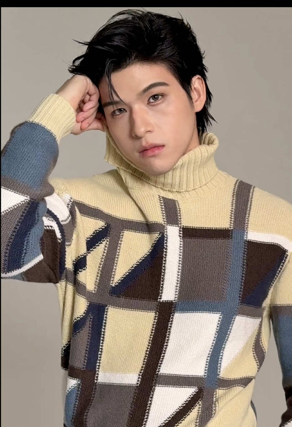 #ELLEMENBehindTheScene เติมความสดใสวันอาทิตย์ด้วยเบื้องหลังการถ่ายแฟชั่นเซตสุดอบอุ่น ผ่านมุมกล้องและรอยยิ้มของหนุ่ม ‘สกาย-วงศ์รวี’ ในการขึ้นปกครั้งแรกกับ ELLE MEN ในลุคเท่จาก Hermès ที่ทั้งหล่อ ทั้งน่ารักในเวลาเดียวกัน #ELLEMENandSkyWongravee #ELLEMENThailand #Hermes  #SkyWongravee 