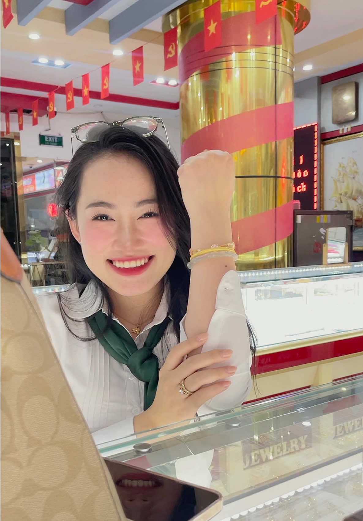 Khách em được tặng quà 20/10 chưaaaaa 🙆🏻‍♀️ #tiemvangkimmai1binhduong #20thang10 #trending #xuhuongtiktok #viral 