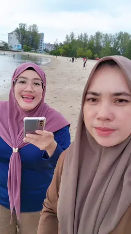 Bakul dan Bulan akan berada di Karnival Industri Makanan & Asas Tani Negeri Pulau Pinang yang akan berlangsung selama 3 hari kat Padang Kota pada 18, 19 dan 20 October 2025. Pastinya kak fara akan bawa kan kuih bakul Goreng kapit Ubi yang di apit dengan kuih bakul coklat, kekakacang dan Original. Kak fara mohon hampa bantu kak fara war war na. Apa2 pun jumpa Bakul dan Bulan kt Event nah. #kuihbakuldaunpisang #bakuldanbulan  #karnivalimat  #famapulaupinang #tradisikaumcina 