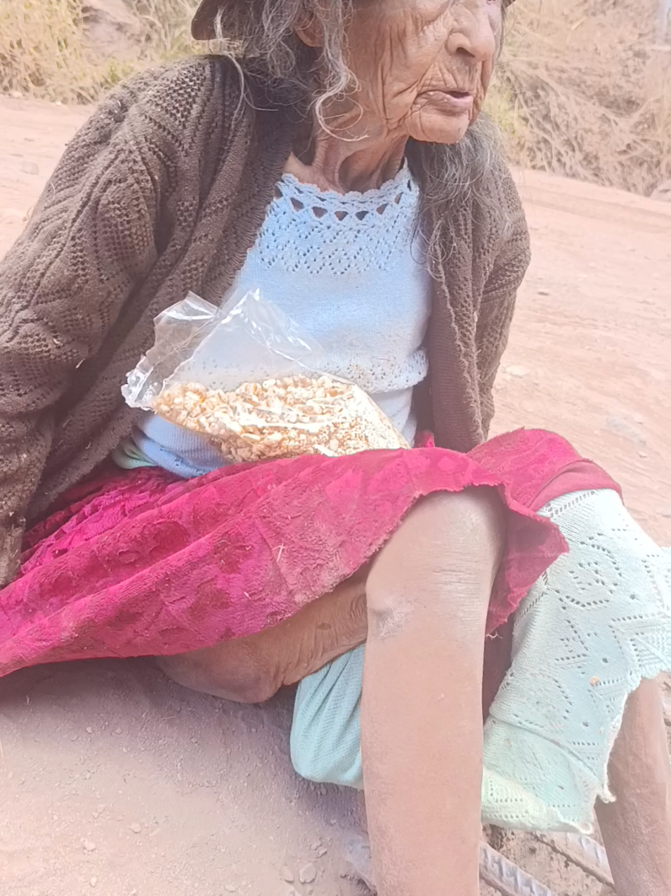 mamita se arrastra no puede caminar 😭 #seguidores❤ #ayudaalprojimo #cusco #pobresa 
