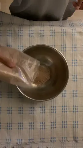 الكوكيز السريع اللذييييذ باكيت خليط كيك شوكولاته سوداء(بيتي كروكر) بيضتان مخفوقتان مع فانيليا اصبع زبده ١٠٠جرام مذوب نخلطهم  ونضع مقدار ملعقه طعام من الخليط  في صينيه الفرن على ورق زبده في فرن محمى مسبقاً  ٨دقائق بالززززبط ونزينها كما نحب#كوكيز #الرياض #مالي_خلق_احط_هاشتاقات #fpy #🤍 