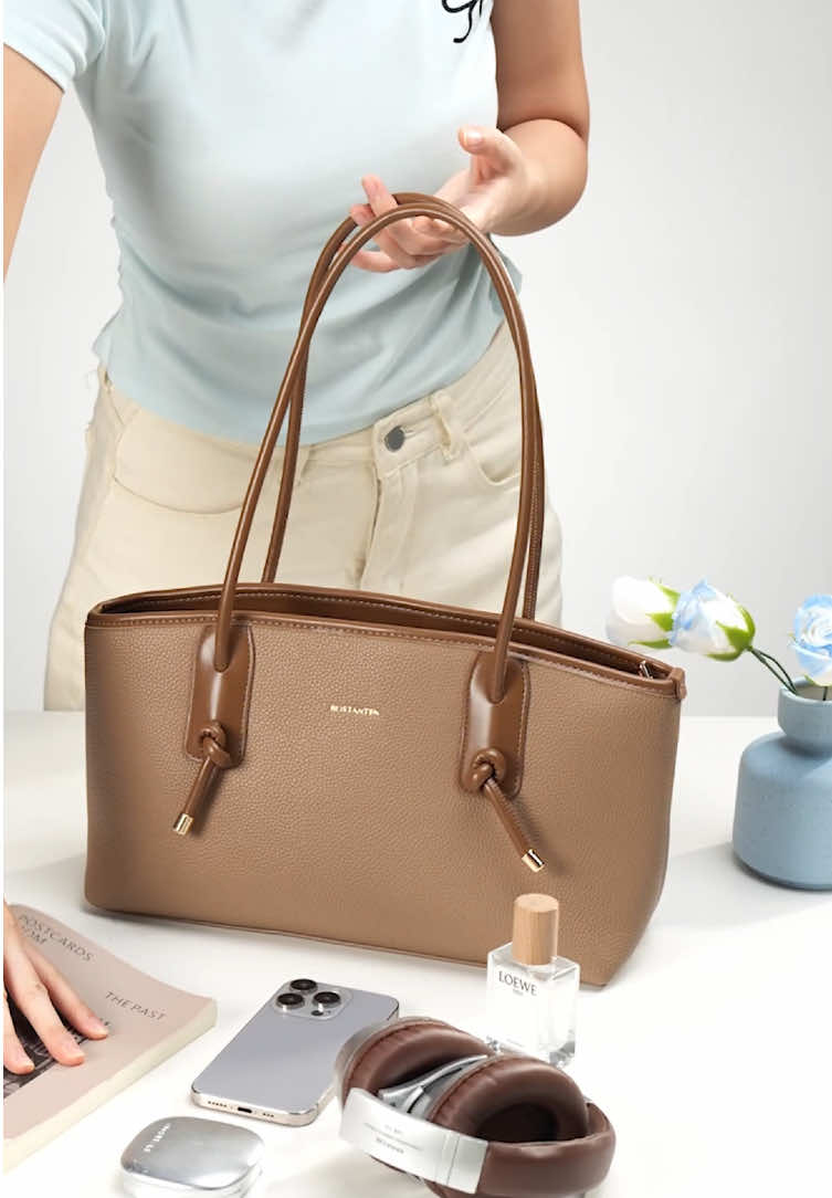 Adale Bag-กระเป๋าโททที่ทุกคนต้องตกหลุมรัก!!! เพราะดีไซน์เรียบหรู และขนาดพอเหมาะ ไม่ใหญ่เทอะทะ สำหรับสายแบกแต่ไม่ชอบใบใหญ่เกินไป  •สาวอวบสะพายได้ •จุของได้เยอะ พร้อมช่องแบ่ง  #bostantenbag #กระเป๋าผู้หญิง #bostanten #bag #totebag #Adalebag #กระเป๋าจุของได้เยอะ 