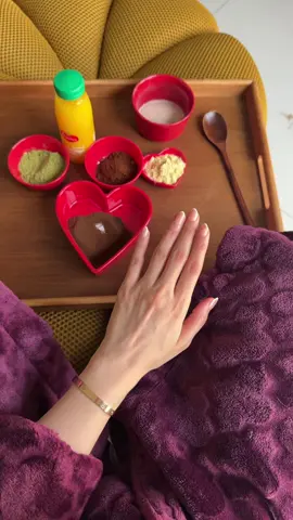 بنات 😍 الخلطة التايلاندية للتفتيح أول مرة أجربها! أول حاجة نحط وكركم محمّصينه لحد ما يصير لونه غامق… بعدين نضيف سدر، ترمس مُرّ، وقهوة  ☕️أرز مطحون  نخلط كل المكونات مع عصير ليمون أو ماء ورد، ونحطها على الجسم، ونتركها لين تنشف تمامًا. وبعدها نغسلها، يا بنات 😭✨ النتيجة خيال! تفتيح مو طبيعي أبدًا، وصدق والله ما كنت متوقعة كذا النتيجه تصدم🩵✨#افنانيتا