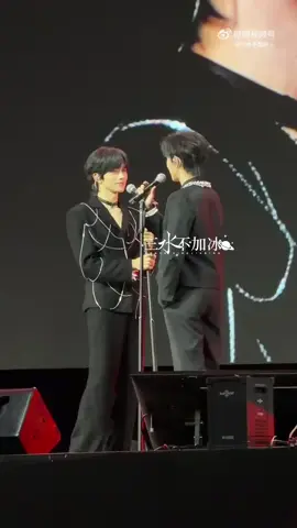 flying kiss kiss 🥹🥹 #HuangXing #QiuDingJie #desire4 #desire4inbangkok #fypage 