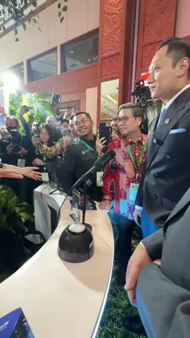 Menko Bidang Infrastruktur dan Kewilayahan, Agus Harimurti Yudhoyono (AHY), bertanya ke Robot AI
