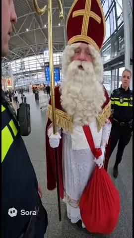 Sinterklaas word aangehouden op Schiphol. #fyp #sora #schiphol 