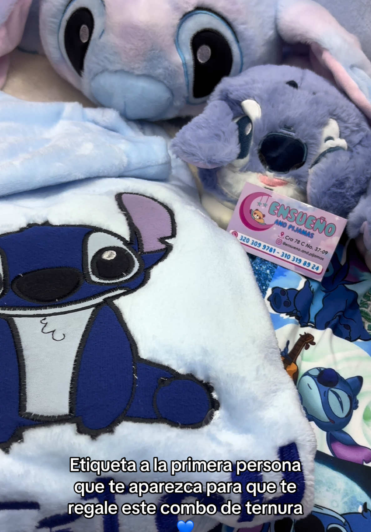 ¡La ternura de Stitch se tomó el local! 💫 Pijama en piel de conejo con pantalón piel durazno, pantuflas a juego 🩵 Y ahora… ¡llegó el peluche de Stitch con su cobijita incluida! 🧸✨ Perfecto para dormir calientita y con el combo más adorable 💙 #pijamas #stitch #pijamadareal 