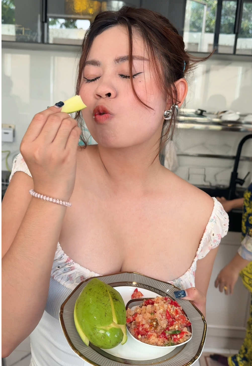 ស្វាយខ្ចីបុកអំបិលម្ទេចជាមួយមីទ្បា 🤣 #funny #sexy 