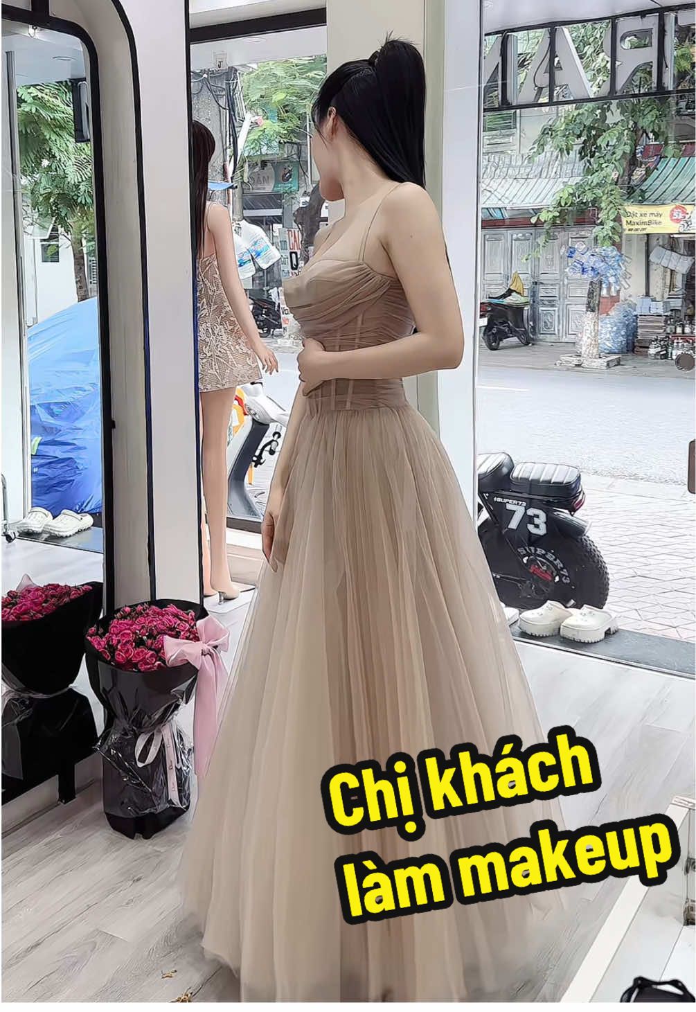 Chị khách làm makeup xinh đẹp qua lựa váy đi tiệc ạ #viral 