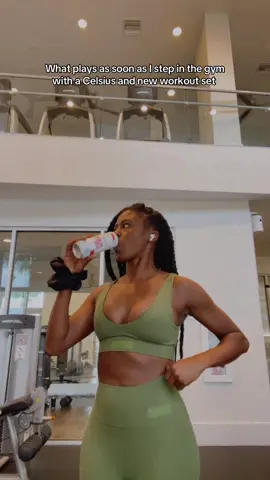 I love it here #LolaChél #gymootd #SelfCare #SelfImprovement #richgirl 