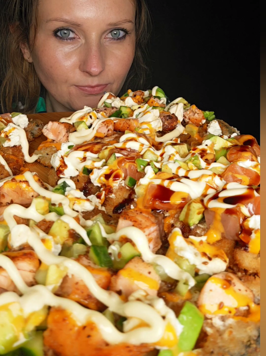 Sushi Pizza: how many bites till victory? #sushi #sushipizza #mukbang  #asianfood  #streetfood 