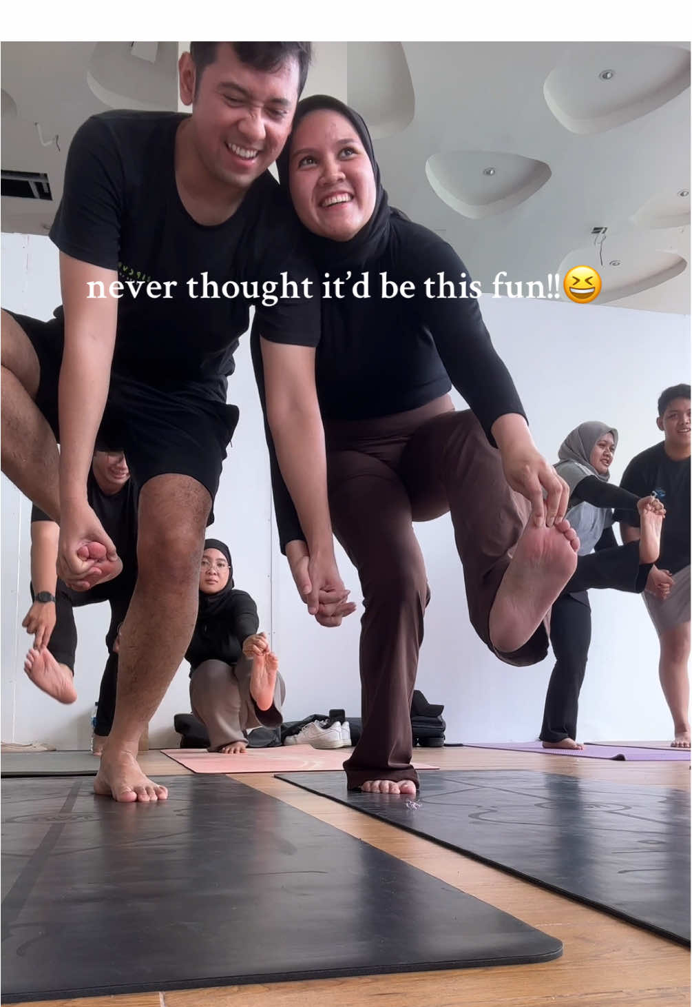 couple yoga edition 🤭 💫 #yoga #coupleyoga #dateideas 