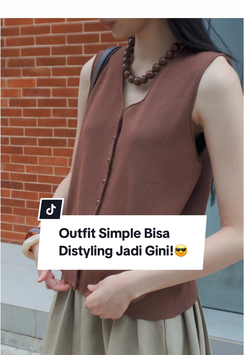 Kalo punya vest dan mini skirt, bisa distyling jadi extra kayak gini. Produknya di keranjang kuning!😍 #thisisapril #outfitideas #bajuwanita 
