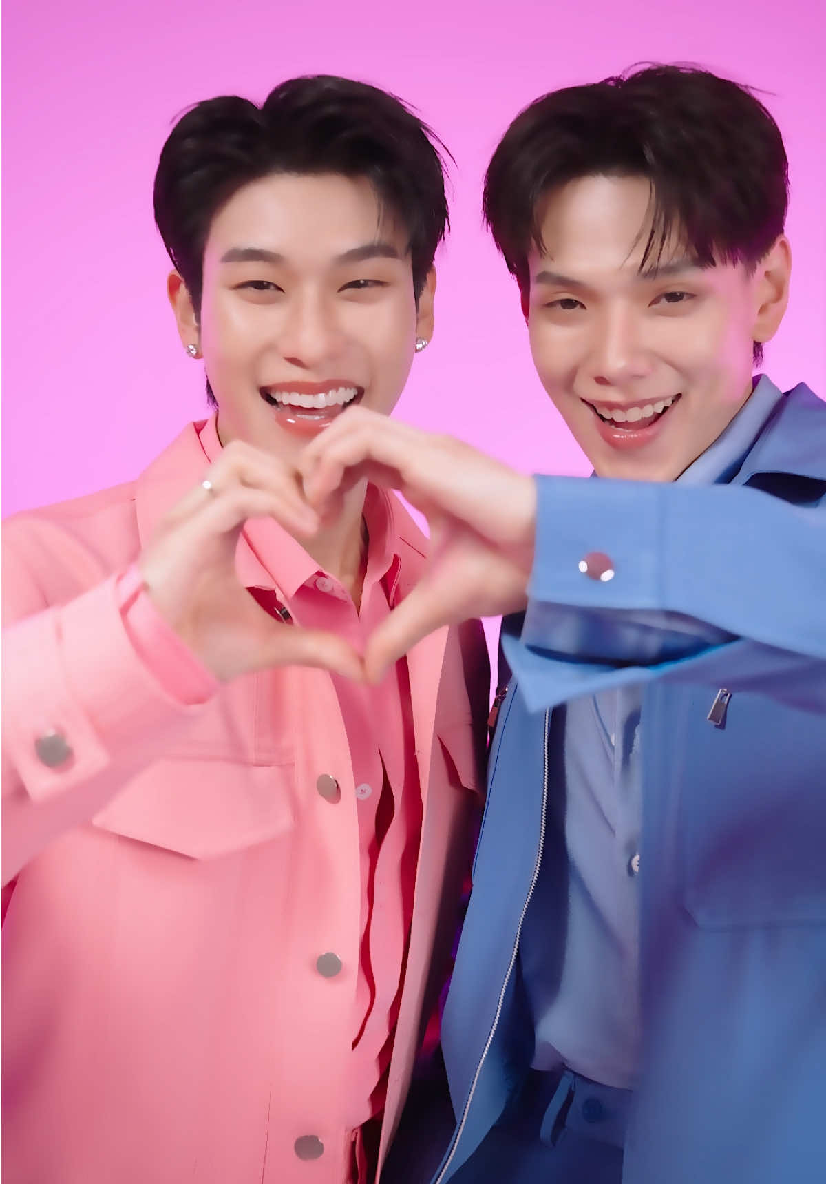 ✨ ต้าห์อู๋ – ออฟโรด กับการเปิดตัวในฐานะ พรีเซ็นเตอร์คู่ใหม่ของกังนัมคลินิก 💙💗 สองหนุ่มมากเสน่ห์ที่มาพร้อมรอยยิ้มและมากความสามารถ ในครั้งนี้กังนัมขอส่งต่อพลังความมั่นใจนั้น ผ่านสองหนุ่มที่จะมาทำให้ทุกโมเมนต์ของการดูแลตัวเอง…เต็มไปด้วยรอยยิ้ม 🤍 ขอขอบคุณลูกค้าที่สนับสนุนกังนัมคลินิกเสมอมา และให้เราเป็นอันดับ 1 เรื่องเลเซอร์ขน 🙏🏻🌟 #gangnampresenter #gangnamclinic #daouoffroad #กังนัมคลินิก #กังนัมเลเซอร์