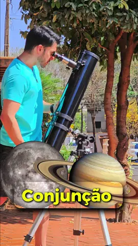 🪐 Conjunção da Lua e Saturno 🌝  🌌 Na noite de 5 de outubro, o céu foi palco de um belo alinhamento: a Lua minguante se encontrou com Saturno na constelação de Peixes 🌙🪐 🪐 Na verdade Saturno não está realmente perto da Lua no espaço físico. Eles estão a milhões de quilômetros de distância um do outro.  🌌 A conjunção significa que, na nossa linha de visão da Terra, os dois corpos celestes estão alinhados no céu, mas isso não implica em proximidade real. 🪐 Essa conjunção trouxe uma energia de introspecção, amadurecimento e foco no que realmente importa. Um convite silencioso à disciplina emocional, à paciência e ao mergulho interior. ⠀ ⭐ Para quem olhou para o céu naquela noite, foi possível ver a Lua próxima ao brilho discreto de Saturno — um lembrete sutil de que o tempo ensina, e o silêncio também fala. ⠀ 💫 Um momento para refletir sobre limites, estruturas e sonhos que pedem forma. ⠀ #saturno #telescopio #astronomia  #lua 