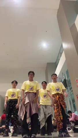 Tah ieu Versi dance na BARARAU SIRAH BARARAU SUNGUT, lagu viral na teh @nyonyadiraaa . Dc by Me , joget bareng @irsyadsae @aldichaching @Adam Wayne #bararausirah #dance #dctrend #sunda 