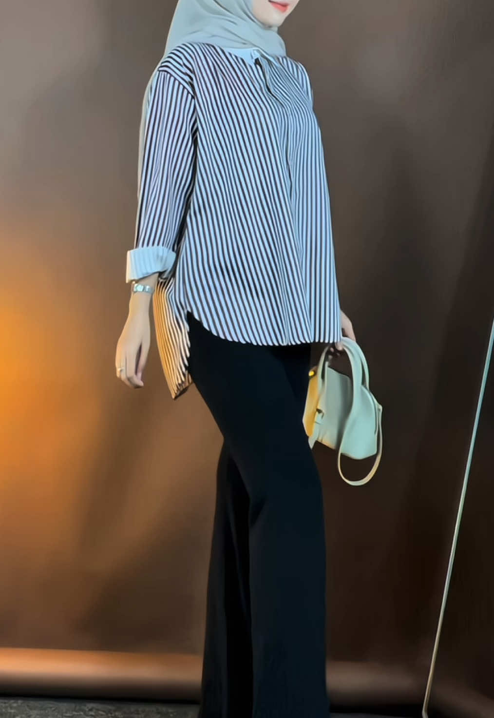 🔗LINK➡️ @windanr #kemejastripe #kemejaoversize #kemejaoutfit #ootdhijab #outfitsimple 