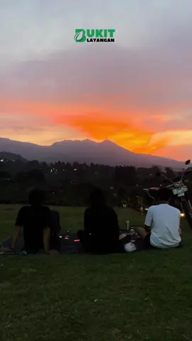 Dari pada diam aja di rumah mending ke Bukit Layangan, kamu bisa Ngopi atau camping barenh bestienya di sini pasti seru banget 🤗😍 #fouryou #wisata #tempatviral #masukberanda #camping 