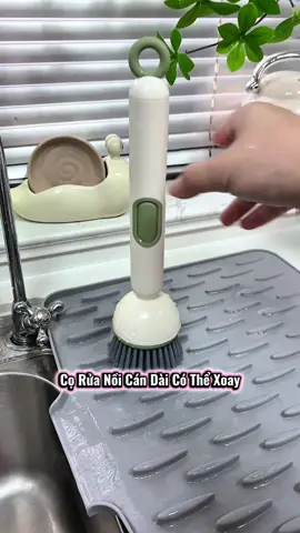 Cuối cùng tôi cũng mua được một cây cọ nồi tốt. Nó sẽ tiết ra chất tẩy rửa khi ấn vào, nên tôi có thể cọ nồi mà không sợ tay bẩn. Đầu cọ còn có thể xoay được nữa, siêu tiện lợi!! #coruanoicandai #tienich #banchairuachatlong #thietthuc #jizonguyen 