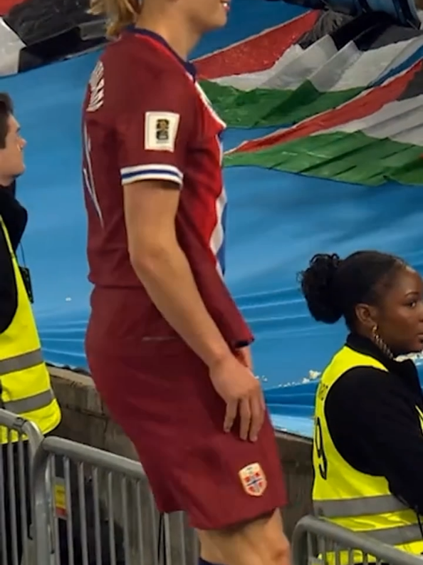 Penyerang Norwegia Erling Haaland. Cukup sudah FIFA terlalu pilih kasih terhadap Israel, sementara negara lain mendpat sanksi berat karena konflik politik, Israel tetep diizinkan berkompetisi tanpa konsekuensi apapun, ungkap Haaland dengan tegas. #stausvideo #erlinghaaland #freepalestine #savepalestina 