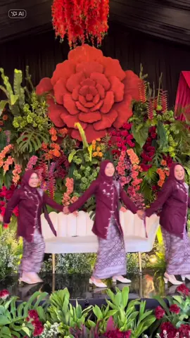 trend wedding simpel bareng bridesmaid, lari lari kecil ceritanya 😆😋  IG @weddingcontentbks #trendwedding #trendbridesmaid #trendnikah #wccbekasi  #kebayabridesmaid 