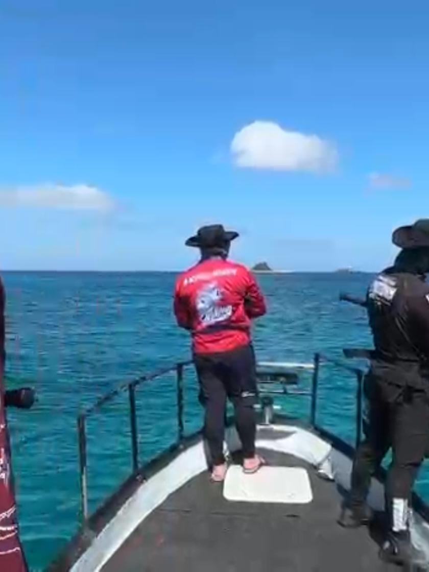 Tarikan ganas Giant Trevally di laut Tanimbar💥 Sensasi adrenalin tak tertandingi ketika monster laut ini menyambar umpan. Datang dan rasakan sendiri kerasnya tarikan GT bersama kami. Pengalaman mancing yang tak akan terlupakan! 🌊🔥 #GiantTrevally #SportFishing #TanimbarFishingAdventure #CatchAndRelease #ExploreTanimbar