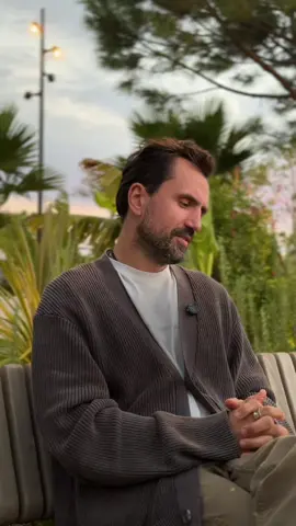 Счастье любит тишину. В ней оно живёт дольше. Чем больше делишься — тем больше зовёшь чужие мнения, зависть и вмешательство. Рассказываешь слишком много — и сам отдаёшь другим шанс всё испортить. Не всем нужно знать твои планы, победы и благословения. Правда такая: за улыбкой может скрываться зависть, за комплиментом — обида, а кто-то просто ждёт, чтобы ты упал. Поэтому защищай своё счастье. Держи его вне досягаемости. Счастье — это огонь в ладонях: покажешь всем подряд — затушат. Спрячешь, сохранишь — он будет греть только тебя. Если  хочешь научиться беречь своё внутреннее и находить опору внутри себя — переходи по ссылке в описании профиля. Я пришлю тебе практику, которая помогает сохранять тишину и не терять огонь внутри.