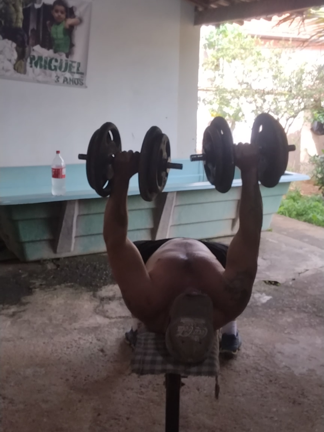 Treino de peito do Tiozão Maromba da roça. Projeto vamos crescer treino em casa 👍🏼💪🏼#fyp #viraliza #treinoemcasa #musculação #gym @Tiozão Maromba da roça 