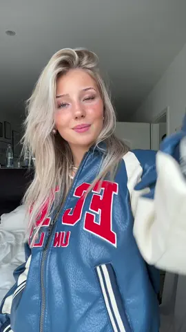 seid ehrlich als Playboy würde ich durchgehen mit der Jacke 💀