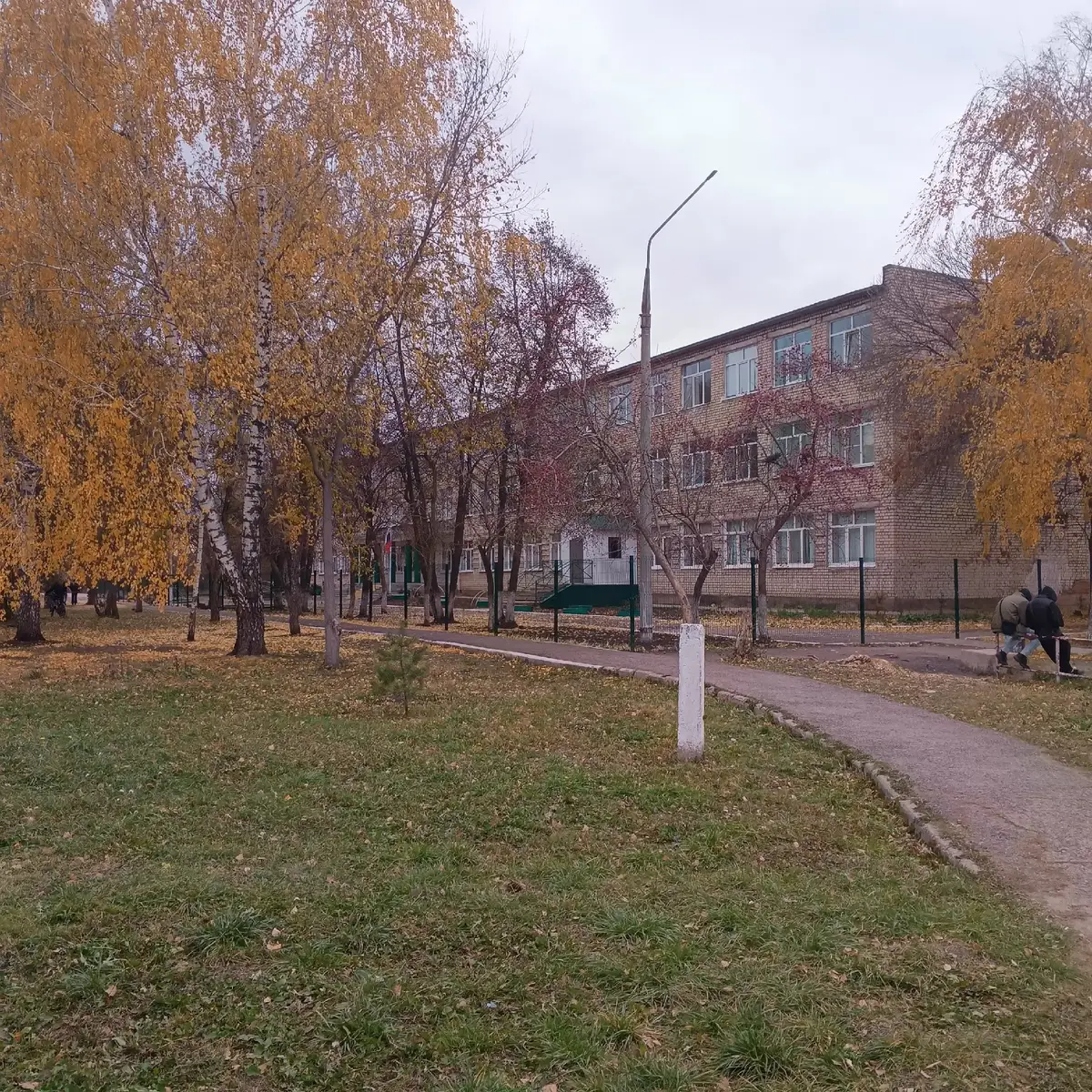 школа №7 (не смог сделать в старом формате но много просили) История школы №7 в Бугуруслане начинается с 8 сентября 1899 года, когда через станцию Бугуруслан Самаро-Уфимской железной дороги прошёл первый поезд. По воспоминаниям учителя школы №7 Нины Павловны Тарасовой, её отец учился в трёхлетней церковно-приходской школе, располагавшейся на улице Ленина. Занятия вёл священник: учили читать, писать, считать, основам православной религии.  Затем школу перевели в другое здание на улице Привокзальная, №16. В 20-е годы XX века в школе было три классные комнаты, дети занимались в две смены.  В 30-е годы под школу было передано здание на улице Ленина, 28, где открылась неполная средняя железнодорожная школа №30.  Во время Великой Отечественной войны в здании школы размещался продпункт. Учителя между уроками помогали размещать и кормить солдат, которых отправляли на фронт.  После войны здание было отремонтировано и вновь передано под школу. В 1959 году школе был присвоен номер — 7.  В 1964 году было начато строительство нового здания школы. Учителя и ученики после уроков работали на стройке. Торжественное открытие нового здания состоялось 1 сентября 1972 года при директоре В. А. Аксютине.  В 1979 году педагогический коллектив возглавила Т. П. Баляба. После её ухода на заслуженный отдых на пост директора заступила бывшая выпускница школы Н. П. Новикова.  В 2010 году школа была реорганизована, и директором была назначена Н. П. Кустова.  История школы №7 неразрывно связана с деятельностью пионерской организации. Много лет дружина школы носила имя Героя Советского Союза Александра Матросова#настольгия #бугуруслан #fup #настольгия #rek #рекомендации #rec 