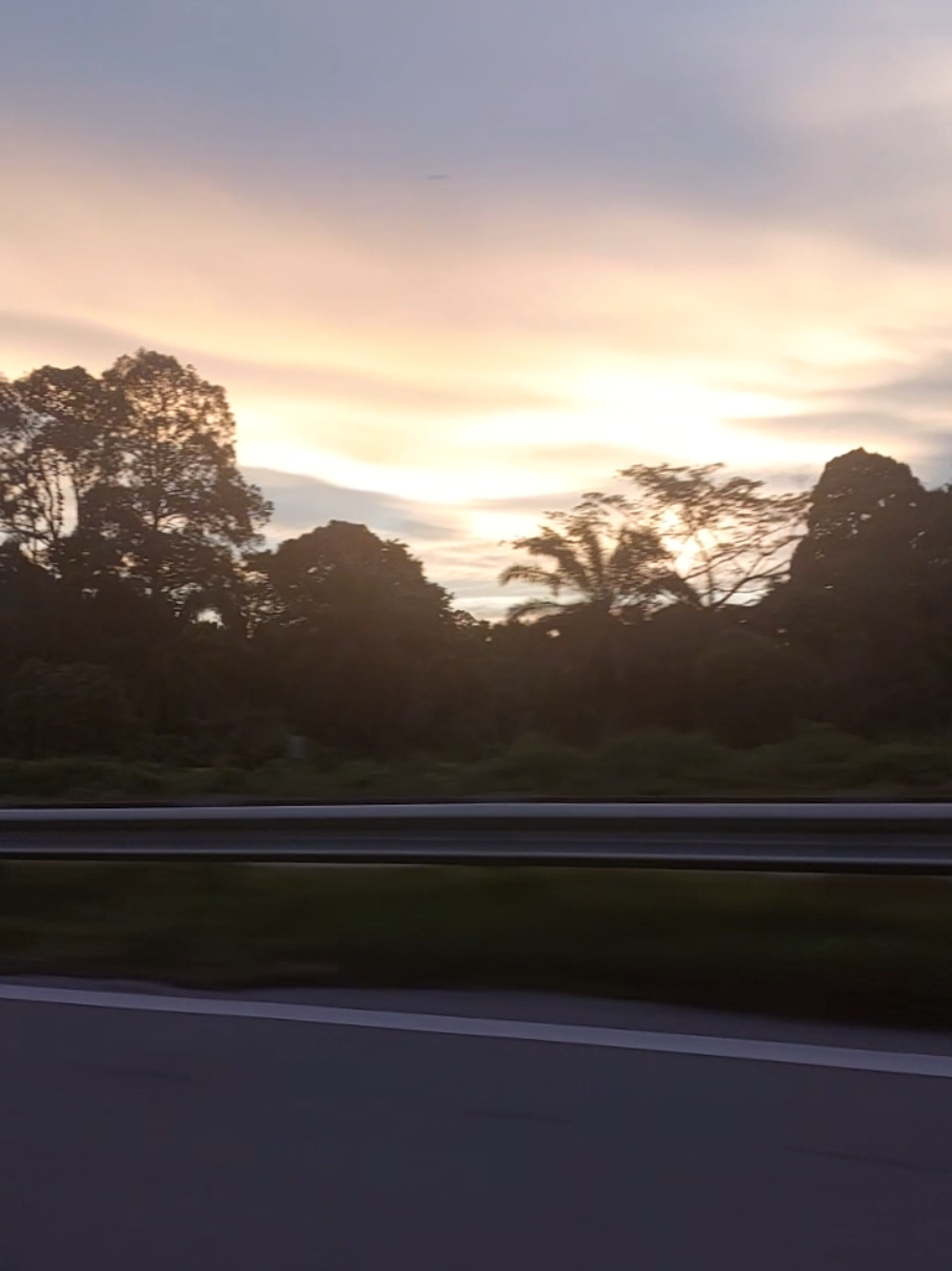 Sunset - 12 Oct 2025 Kembali mencari hujan emas meniti senja... #fyp #senja #sunset #miri #bintulusarawak 