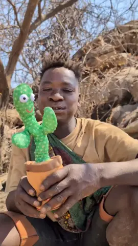 dudukwe was so busy playing with the talking cactus that he forgot to go hunting.#dudukwe #hadzabe #chaba 