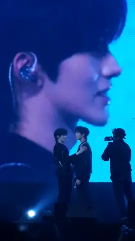 ối dồi ôiiiiiii để lại ký hiệu trên người nhau ngay trên sân khấu luôn hả 🌚 #Desire4inBangkok #XingQiu #HuangXing #QiuDingJie @eliot_huang @kipuka_qiu 