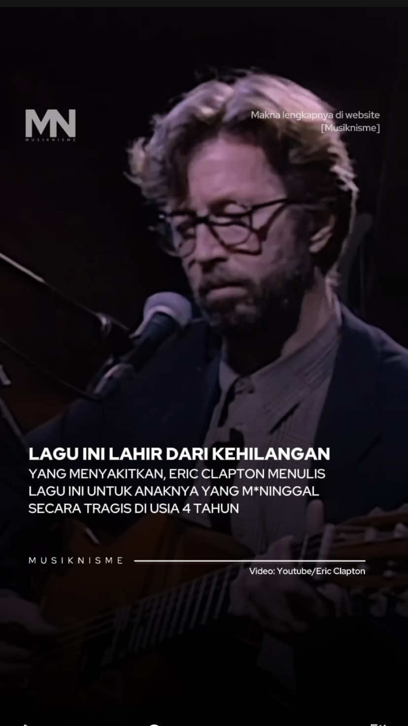 Pada 20 Maret 1991, musisi legendaris Eric Clapton mengalami tragedi terbesar dalam hidupnya. Putranya, Conor, yang baru berusia 4 tahun, meninggal dunia setelah jatuh dari jendela apartemen lantai 53 di New York. Kejadian itu membuat Clapton benar-benar hancur dan sempat menjauh dari dunia musik untuk beberapa waktu. Beberapa bulan setelahnya, di tengah kesedihan yang begitu dalam, Clapton mencoba menyalurkan rasa kehilangan itu lewat lagu. Ia menulis “Tears in Heaven” bersama Will Jennings — bukan sekadar lagu biasa, tapi sebuah curahan hati seorang ayah yang merindukan anaknya yang sudah tiada. Lagu ini pertama kali dirilis pada tahun 1992 untuk soundtrack film Rush, lalu dibawakan kembali dalam versi akustik di konser MTV Unplugged, yang kemudian menjadi salah satu penampilan paling menyentuh sepanjang kariernya. Lewat lirik seperti “Would you know my name, if I saw you in heaven?” Clapton seolah berbicara langsung pada anaknya, dengan nada penuh rindu dan harapan untuk bisa bertemu lagi di tempat yang lebih tenang. Lagu ini begitu jujur dan emosional, sampai-sampai banyak orang yang mendengarnya ikut merasakan luka yang sama. Tears in Heaven sukses besar, bahkan memenangkan 3 Grammy Awards, termasuk Song of the Year. Tapi bagi Clapton, penghargaan bukanlah hal utama — lagu ini adalah bentuk pelipur lara, cara untuk tetap merasa dekat dengan Conor meski sudah tak bisa memeluknya lagi. Sampai sekarang, Tears in Heaven tetap dikenang sebagai salah satu lagu paling menyayat hati dalam sejarah musik. Sebuah bukti bahwa dari duka terdalam pun, bisa lahir karya yang abadi. Gimana menurut kalian? #musiknisme #80s #ericclapton #tearsinheaven