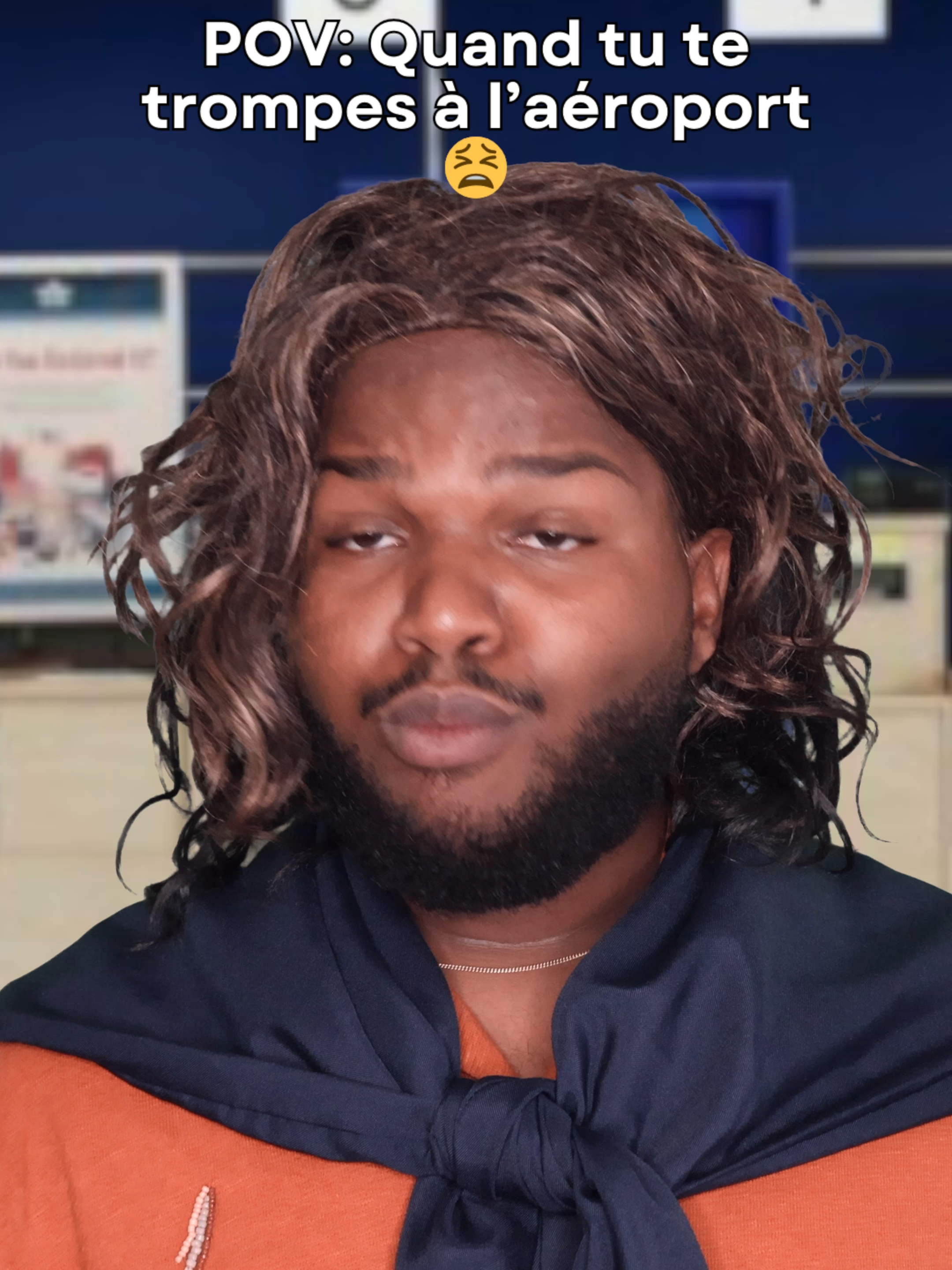 À l'aéroport t'as pas droit à l'erreur 😭😫 🎟 Ta place pour mon spectacle → lien dans ma bio 💚 #humour #aeroport #parodie #comedie #france