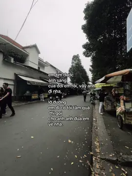 em tìm được  ánh sáng của đời em rồi, vậy anh  đi nha, lỡ đường em đi có tối tăm quá  thì gọi  cho anh anh đưa em  về nhà. #xhtiktok #fyp #couple #vantruong 