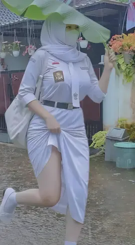 yang butuh seragam sekolah ada di keranjang kuning