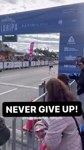 RESILIENCE 🌟 This runner's half marathon finish is proof that grit, willpower, and determination can overcome anything 💪 A story of pure inspiration 🏃♂️ Follow @runningalliance for more! Via maratonadefloripa filmed by drobsoneiri via drajulianaumemura_osteopatia #superaction #halfmarathon #motivacao #florianopolis