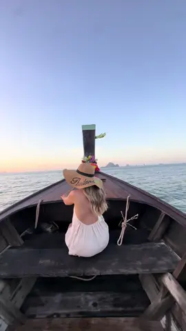 Une demi-journée de rêve ✨ On a prit la compagnie « Opium Tours & Travel@Krabi » pour 1500 bath (39€)  avec compris dedans: bateau longtail privatif (pas de speedboat où on est entassés les uns au autres) + capitaine privé + transfert hôtel aller/retour + lunch du midi + goûter 🫶🏼 #pourtoi #pourtoii 