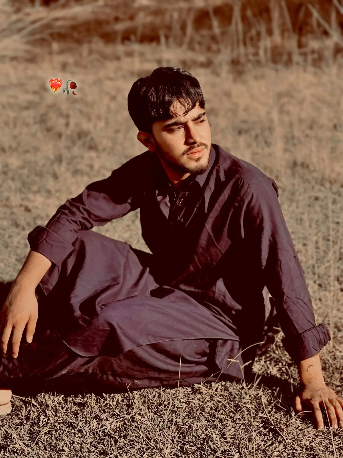 که ته د خپل ښايست په نوم په کلی کی بدنام يي زه هم د محبت په نوم د ژبی اویزان یم که ته د خپل ښایست د نزاکت قصیده گویی زه هم د تورو زلفو سپینو لېچو غزل خوان یم که ته ددغه ښار د محفلونو رنګینی یی زه هم د زندگی د قافلي روح روان یم که ته د یو څو زړونو د یو څو ورځو باچا یی زه هم د حسرتونو د جاګير خود سره خان یم که ته د گل په شونډو د سپرلي بله ډیوه یی زه هم د پسرلي د رنګینو نوے سحر یم که ته د خپل ښایست به بام ختلی مازیګر یی زه هم د مینی نوی لمبه شوى مازيګر يم که ته د خپل ښایست د زوره نوی لیونی یی زه هم د محبت د لویی لاری مسافر یم که ته د اداګانو د نازونو جادوگر یی زه هم د لېونتوب د کمالونو نه خبر يم که تا د خپل ښایست په مدرسه کې څه ويلي ما هم د محبت د کتابونو څه زده کړي