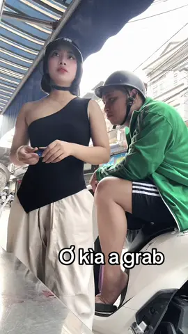 Em muốn báo chánh quyền , anh grab này dê em. 