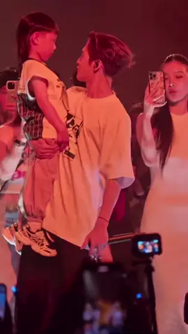 แดดดึ้~😍😍  เมื่อไหร่จะมีเป็นของตัวเอง หลานโตมากแล้ว ทรงผมหน้าม้าเป็นเอกลักษณ์มาก หน้านิ่งมากลูก 😬😬 #jacksonwang #jacksonwang王嘉爾 #แจ็คสันหวัง #got7 #passionjackson